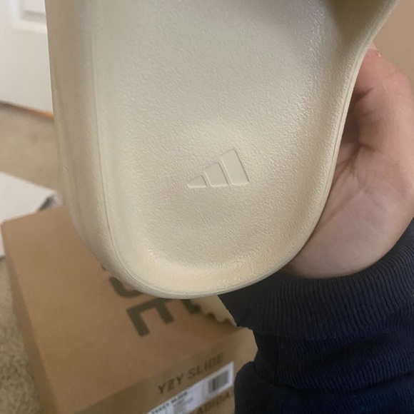 Yeezy Slides - Picture 4 of 6